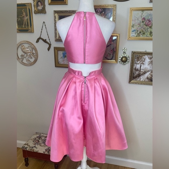 Sherri Hill Vibrant Pink Halter Open Back Cut Out Short Dress Size 2 NWOT - Picture 3 of 10